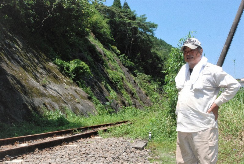 被災し現在は不通になっているJR肥薩線の線路を見つめる今坂さん