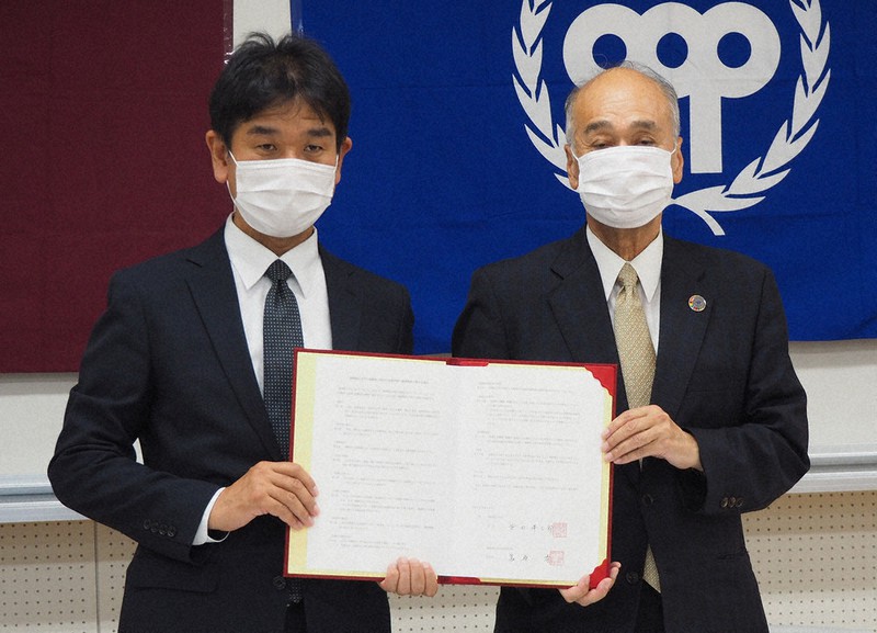 協定書を手にする宮原校長(左)と柴田学長