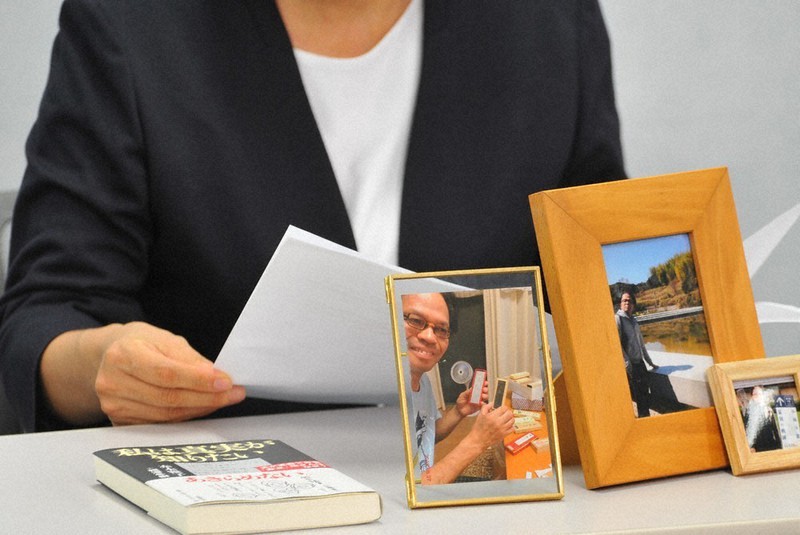 亡くなった赤木俊夫さんの写真を机に置いて記者会見する妻雅子さん=大阪市内で2020年8月18日午後2時34分、服部陽撮影