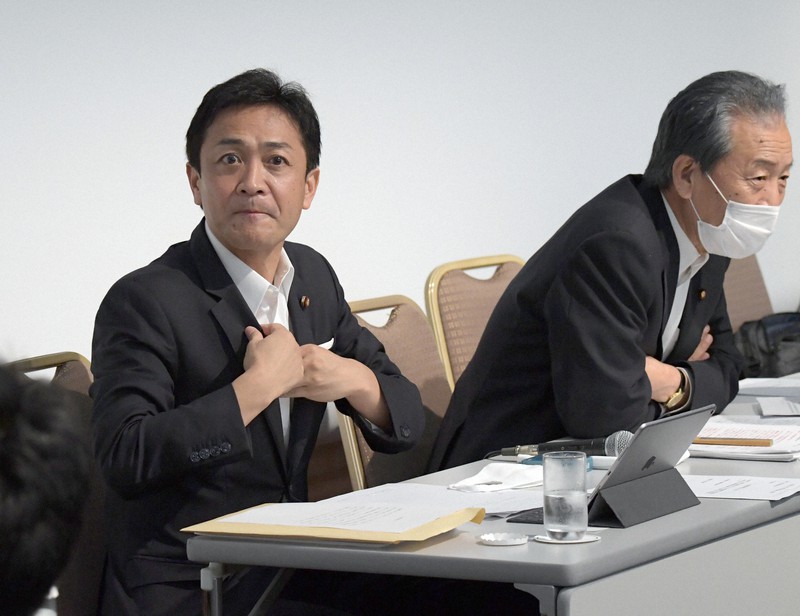 国民民主党の両院議員総会に臨む玉木雄一郎代表(左)と平野博文幹事長=東京都内のホテルで2020年8月19日午後4時半、竹内幹撮影