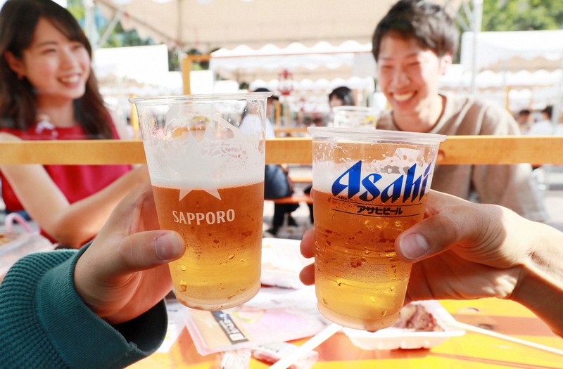 さっぽろ大通ミニビアガーデンがオープン。座席のアクリル板やプラスチックカップ使用など新型コロナウイルスの感染対策がされていた=札幌市中央区で2020年7月31日、貝塚太一撮影