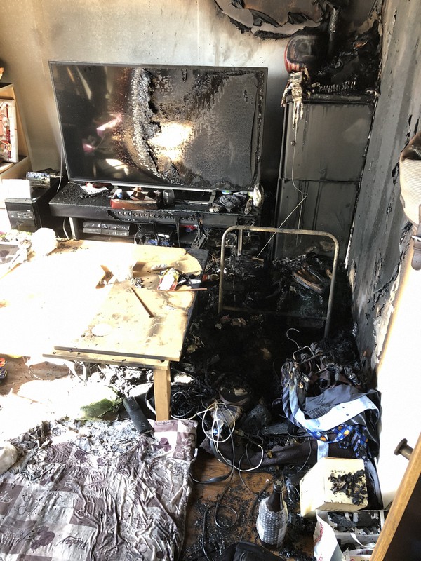 火災が起きた加藤さん宅の一室。床の上で充電中だったバッテリーが出火原因と特定された=加藤尚徳さん提供
