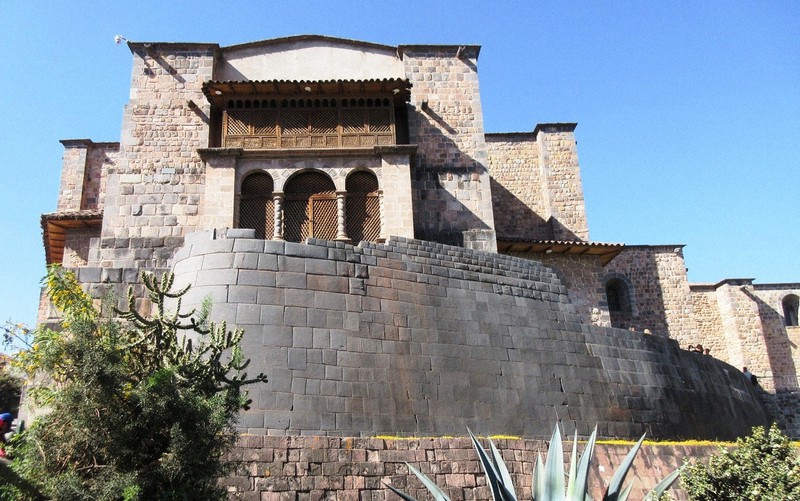 クスコの太陽神殿。インカ時代の精巧な石組みの上にモルタルを使ったスペイン時代の教会が建つ(写真は筆者撮影)
