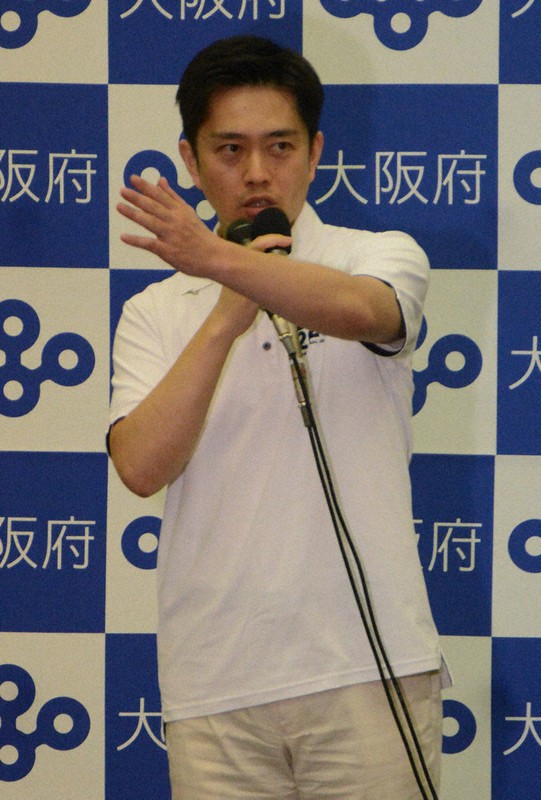 新型コロナウイルス対策本部会議の終了後、記者団の取材に応じる大阪府の吉村洋文知事=府庁で19日、石川将来撮影