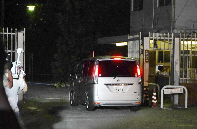 東京拘置所に入る衆院議員の秋元司容疑者を乗せたと見られる車両=東京都葛飾区で2020年8月20日午後7時32分、竹内紀臣撮影