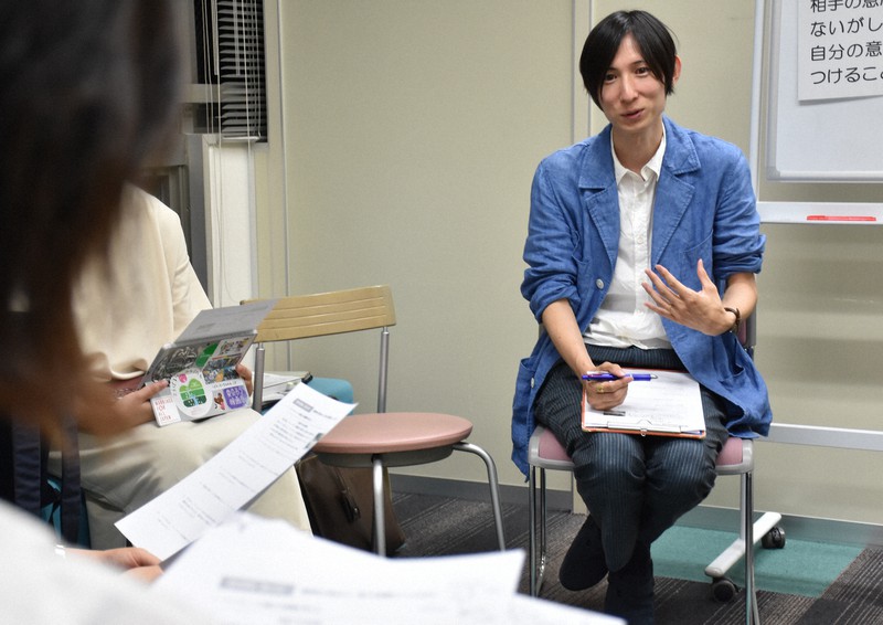 7月に長崎市内で開かれたDV加害者更生プログラムの体験会。新型コロナウイルス感染拡大の影響で外出自粛が長期化し、配偶者などへの暴力に関する相談が増加。臨床心理士らで作る「ながさきDV加害者更生プログラム研究会」は加害者が自らの行動を見つめる心理教育講座を企画した=長崎市馬町で2020年7月3日、今野悠貴撮影