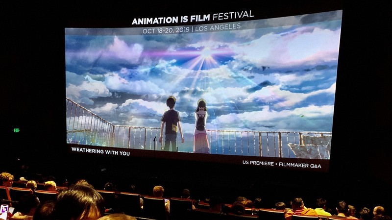 米国の「天気の子」のプレミア上映会場は熱狂的なファンで埋め尽くされた=米カリフォルニア州ハリウッドで2019年10月18日、福永方人撮影