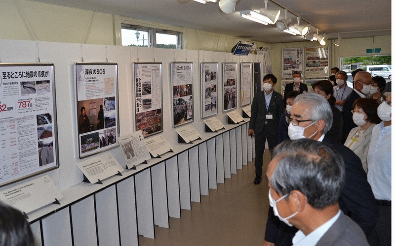 支援活動の経過を示す写真パネルなどが並ぶ、仮設の後方支援資料館=岩手県遠野市青笹町で6月