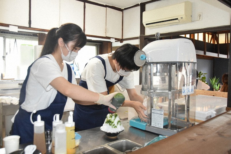 かき氷を作る「Yield」かき氷事業部の内田ほのかさん(左)と中山息吹さん=群馬県桐生市横山町で