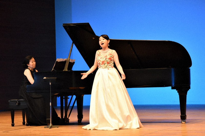 県文化祭の開幕式で2曲歌い上げた鈴木愛美さん=新潟市中央区の県民会館大ホールで