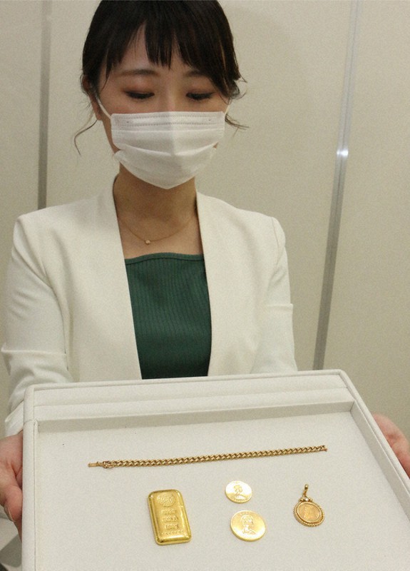 買い取りイベントに持ち込まれた金や金製品。この5点で計100万円超になるという=愛知県岡崎市戸崎町の西武岡崎店で