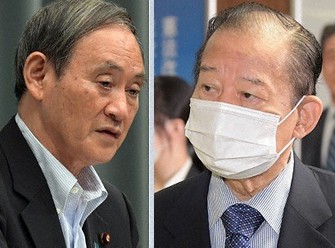 自民党の二階俊博幹事長(右)と菅義偉官房長官
