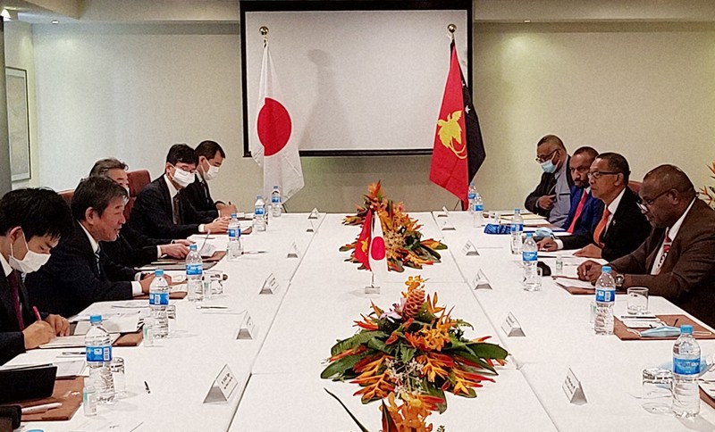 会談に臨む茂木敏充外相(左から2人目)とパプアニューギニアのマラペ首相(右端)=首都のポートモレスビーで21日(外務省提供)