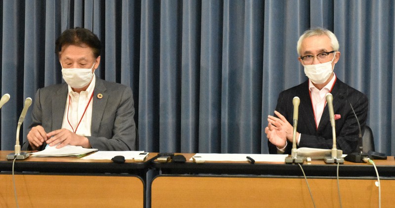 記者会見で調査結果を説明する「共育の杜」の藤川伸治理事長(右)ら=東京都千代田区で2020年8月21日午後2時44分、大久保昂撮影