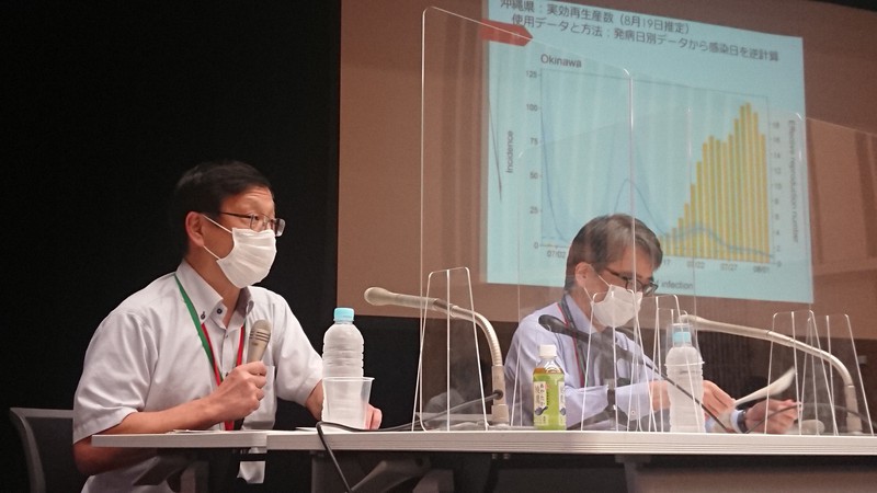政府の新型コロナウイルス感染症対策分科会後に記者会見し、国内の感染状況の分析を説明する押谷仁・東北大教授(左)と脇田隆字・国立感染症研究所長=東京都千代田区で2020年8月21日午後3時14分、原田啓之撮影