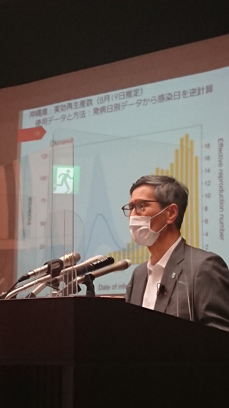 政府の新型コロナウイルス感染症対策分科会後に記者会見し、国内の感染状況の分析を説明する尾身茂・地域医療機能推進機構理事長=東京都千代田区で2020年8月21日午後3時49分、原田啓之撮影