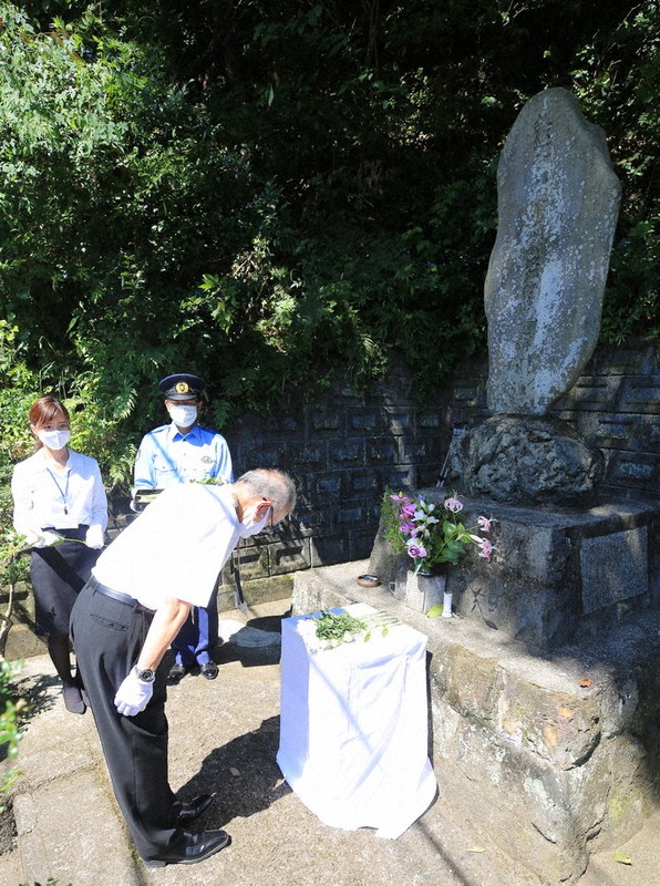 小西巡査部長の慰霊碑に献花して一礼をする地元住民ら=有田川町楠本で2020年8月16日、山本芳博撮影