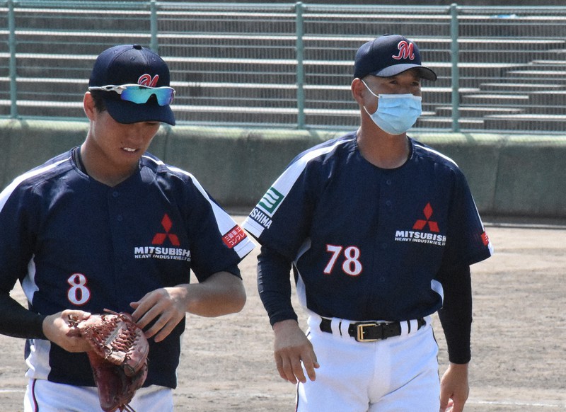 JABA広島大会で福山ローズファイターズにコールド勝ち後、ベンチに引き揚げる町田公二郎監督(右)と主将の青木拓己=広島市西区の広島県総合グランドで2020年8月22日午後2時18分、安田光高撮影