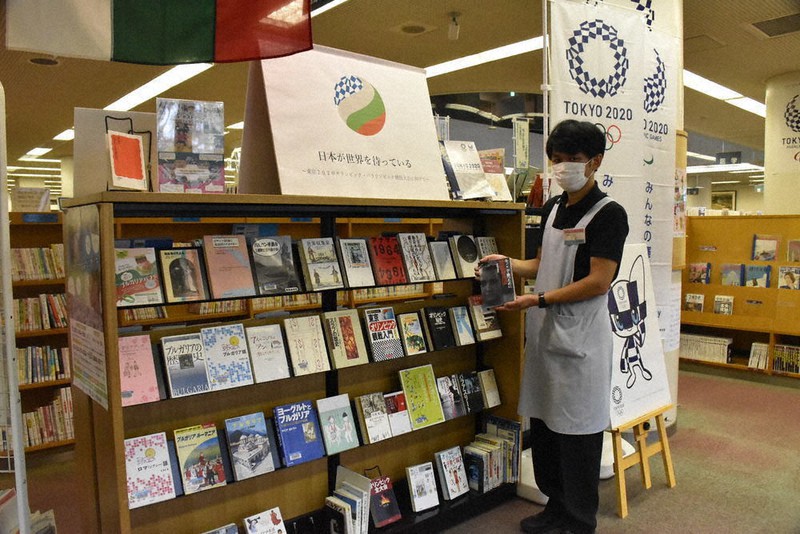 岡山市立中央図書館で開催中の東京オリンピック・パラリンピック関連書籍の展示=同市北区二日市町で、戸田紗友莉撮影