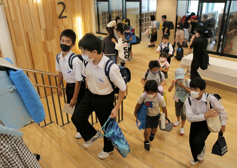 短縮された夏休みを終え、新校舎に登校する女川小・中学の児童・生徒たち=宮城県女川町で2020年8月23日午前7時58分、和田大典撮影