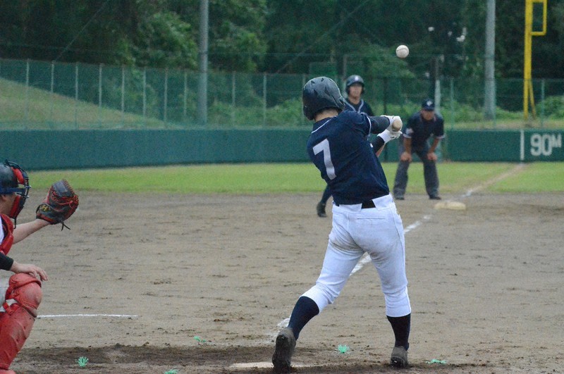 【住田硬式野球クラブ-オール不来方】七回表住田硬式野球クラブ2死三塁、鈴木が適時打を打ち再度勝ち越す=岩手県の江刺球場で、有田浩子撮影