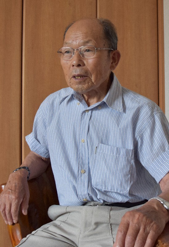 満州や葛尾村での苦労を語る岩間政金さん=福島県浪江町の別宅で、柿沼秀行撮影