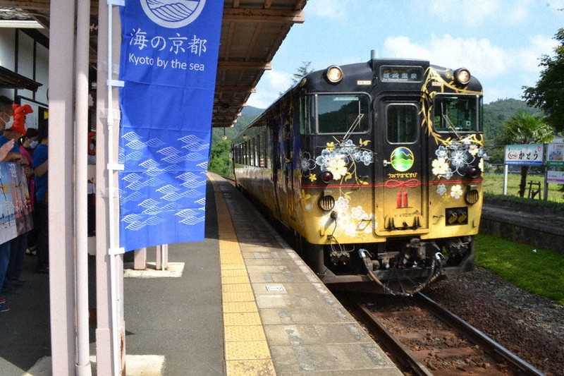 ホームに到着した臨時快速列車「城崎・天橋立ダイレクト」=京都府京丹後市網野町の京都丹後鉄道・夕日ケ浦木津温泉駅で2020年8月22日午後2時30分、松野和生撮影