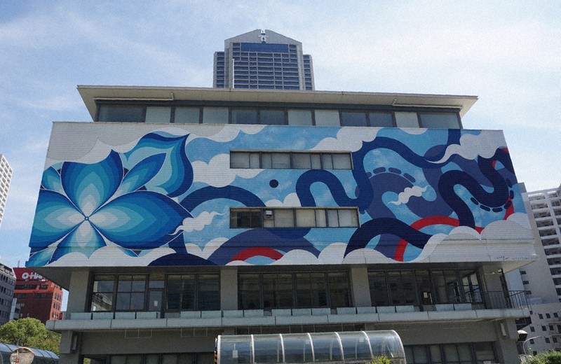 神戸市役所2号館の北側にアーティストユニット「ヒトツキ」が描いた作品=神戸市中央区で、反橋希美撮影