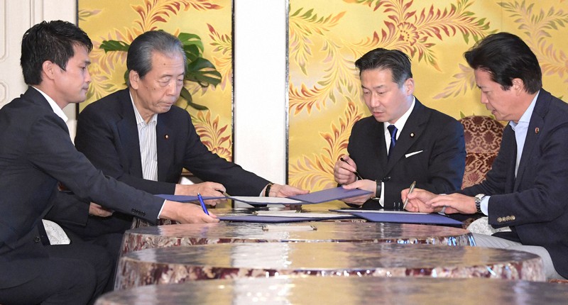 合流新党結成に向けた基本合意書に署名をする立憲民主党の福山哲郎幹事長(右から2人目)、国民民主党の平野博文幹事長(同3人目)ら=国会内で2020年8月24日午後5時2分、竹内幹撮影