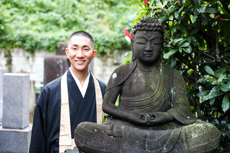 素顔に法衣姿の西村宏堂さん=本人提供