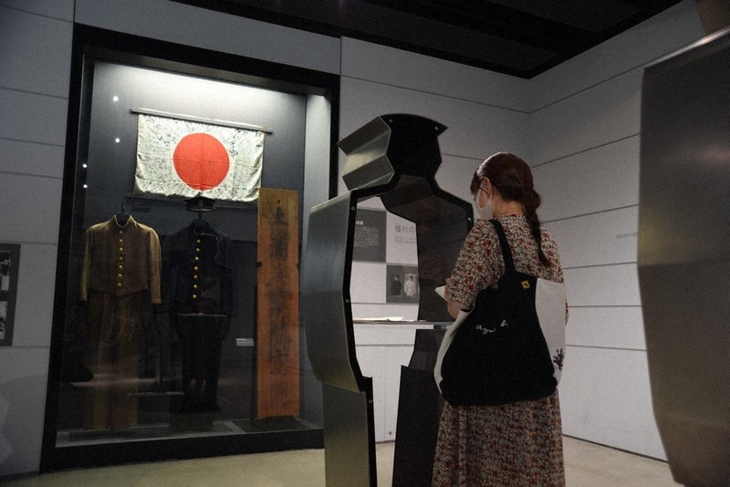 七つボタンの制服が飾られる展示「入隊」