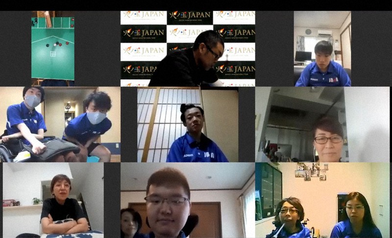 6月に開かれたボッチャのリモート合宿。左上が村上監督の自宅に設置されたテーブルボッチャを映した画面