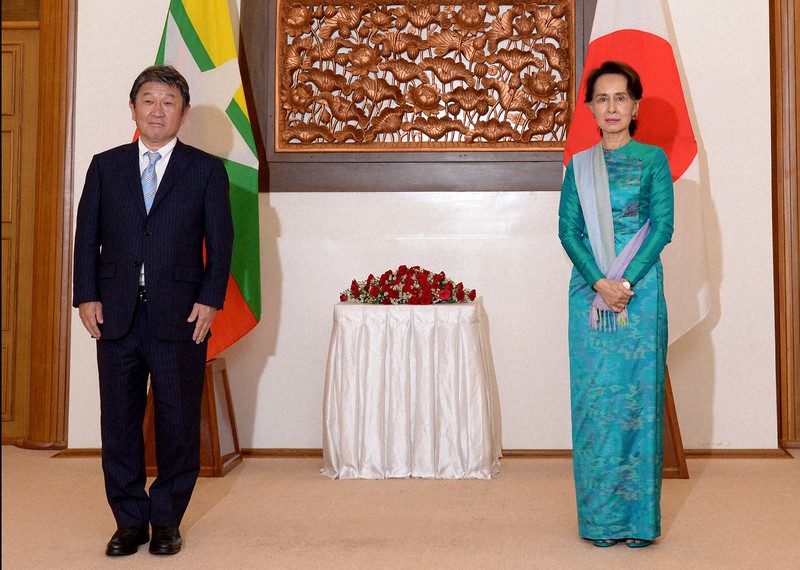 会談に臨む茂木敏充外相(左)とミャンマーのアウンサンスーチー国家顧問兼外相=同国首都ネピドーで2020年8月24日(外務省提供)