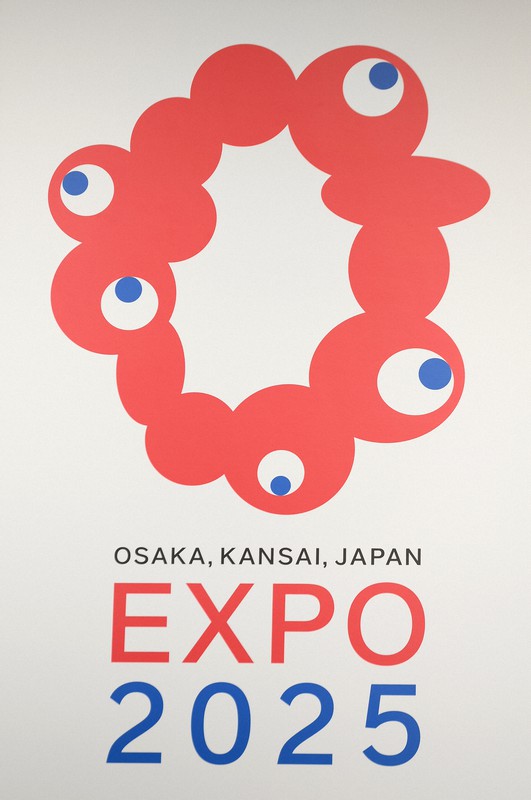 大阪・関西万博ロゴ決定 赤い細胞に70年ロゴ取り入れ「いのちの輝き