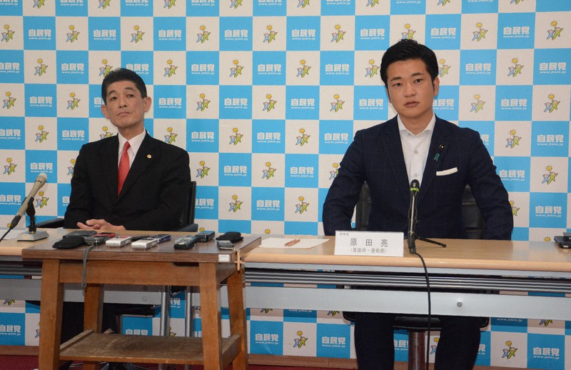 会合終了後、自民党大阪府議団内での都構想への賛否が同数となったことを説明する原田亮幹事長(右)と奴井和幸総会議長=大阪府庁で2020年8月25日午後5時45分、石川将来撮影