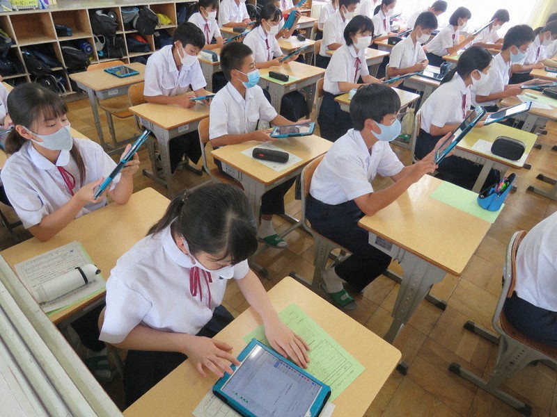 タブレット端末を使う生徒たち=愛知県岡崎市桑原町の市立新香山中で