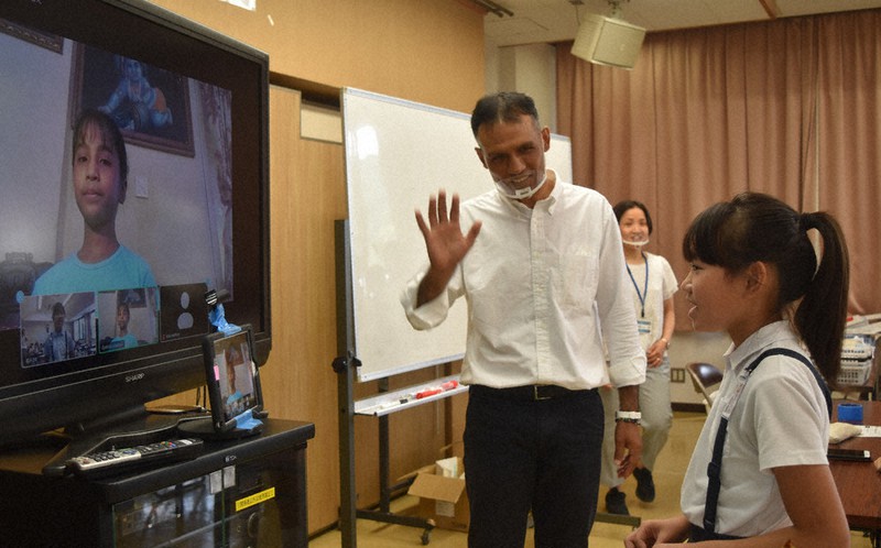 画面を通じてネパールの子どもと交流する福住小の児童=奈良県天理市の市立福住公民館で、廣瀬晃子撮影
