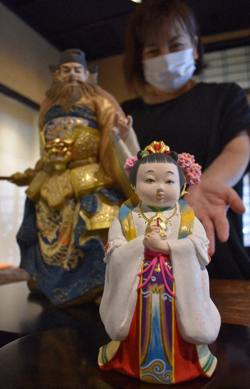 疫病退散の願いを込めて展示される「コノハナサクヤヒメ」(手前)と「鍾馗」の博多人形