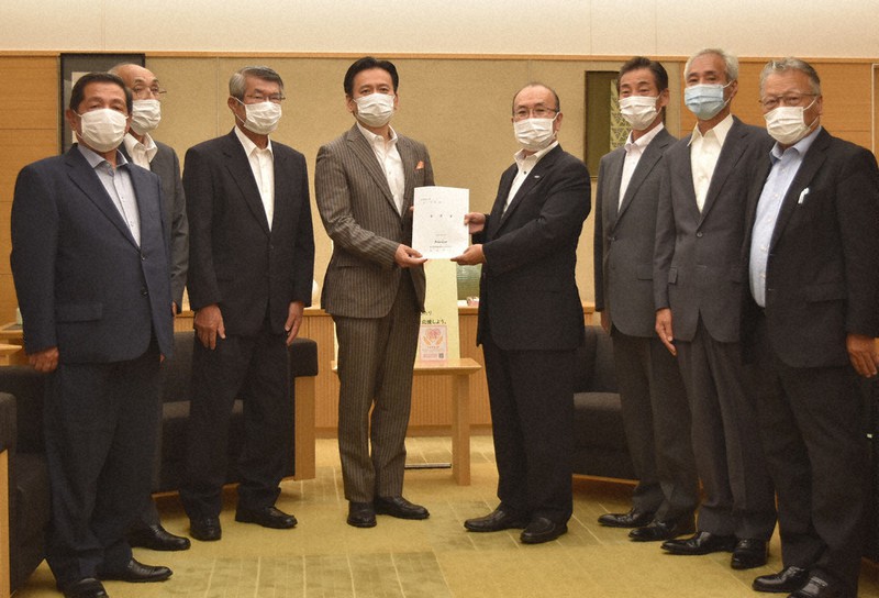 山口知事(中央左)に要望書を手渡した福島代表理事会長(同右)と県内の各森林組合長