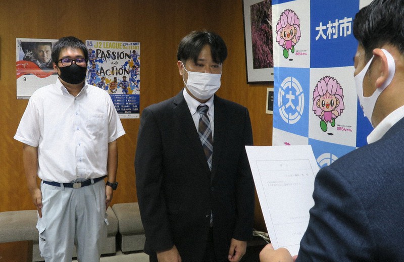 園田市長から辞令を受け取る奥さん(中央)と江頭さん(左端)