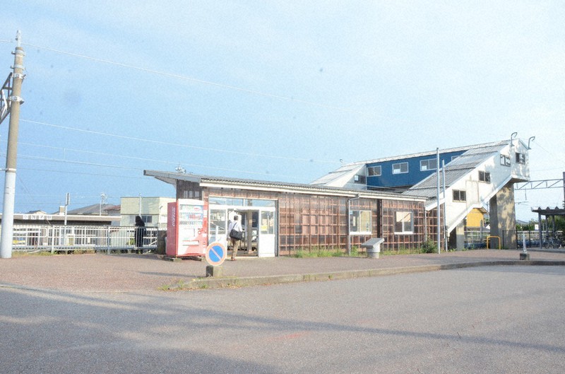 無人駅の北陸線・小舞子駅=石川県白山市湊町で2020年8月25日午後4時46分、山中宏之撮影