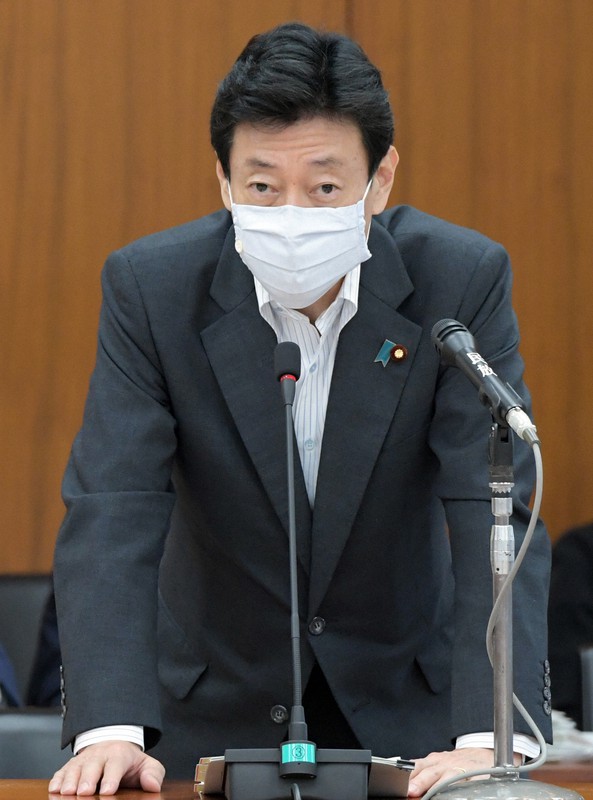 衆院内閣委員会で今井雅人氏の質問に答える西村康稔経済再生担当相=国会内で2020年8月26日午前9時52分、竹内幹撮影