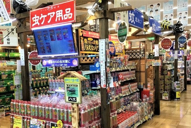 殺虫剤などを並べた量販店の売り場=アース製薬提供