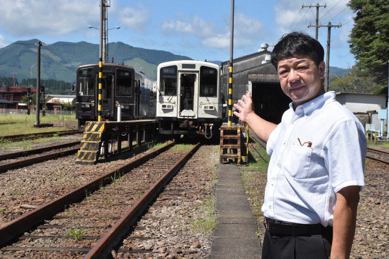 被災車両の前に立つくま川鉄道の永江友二社長=熊本県人吉市で、山口桂子撮影