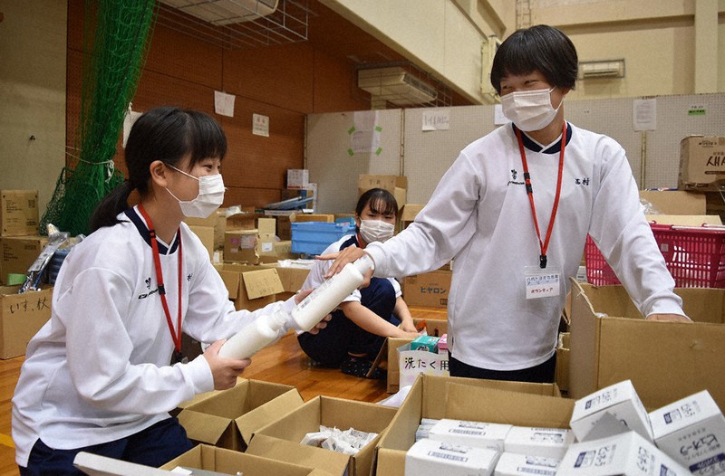 体操服にマスク姿で避難所に届いた物資を整理する私立八代白百合学園高の生徒たち=熊本県八代市で2020年8月22日午前9時55分、城島勇人撮影