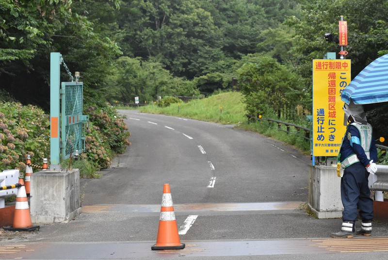帰還困難区域である福島県飯舘村長泥地区に入るゲート=2020年8月24日午後3時50分、磯貝映奈撮影