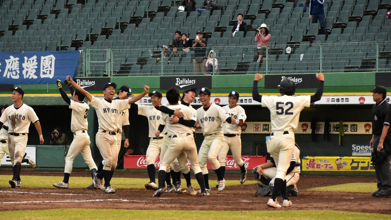 2019年秋季リーグの同志社大戦でサヨナラ勝ちし、38季ぶりの最下位脱出を決めて喜ぶ京都大の選手たち=神戸市のほっともっとフィールド神戸で2019年10月14日午後4時29分、伝田賢史撮影