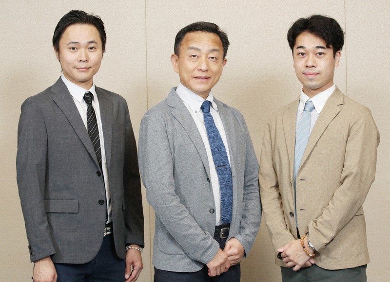 「みよしや一門会」を開く上村吉弥(中央)と上村折乃助(左)、上村吉太朗さん=大阪市北区で、菱田諭士撮影