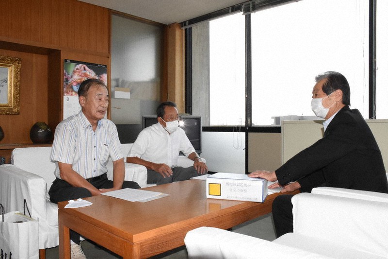 山田紘治議長(右)に署名簿を提出した坂本光男代表(左)=岐阜県羽島市竹鼻町の市役所で