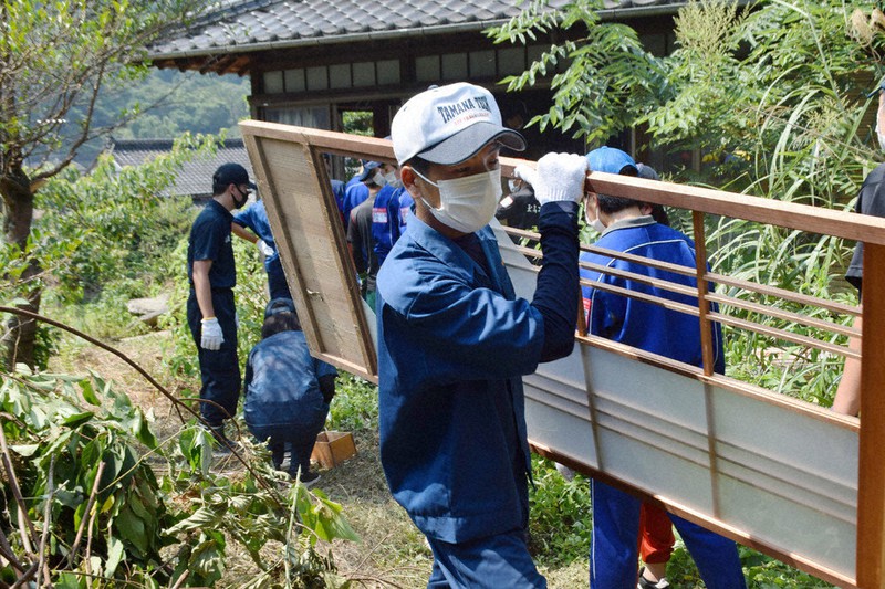被災家屋から家財道具を運び出す熊本県立玉名工高の生徒たち=同県八代市坂本町で2020年8月20日午前10時33分、浅野翔太郎撮影
